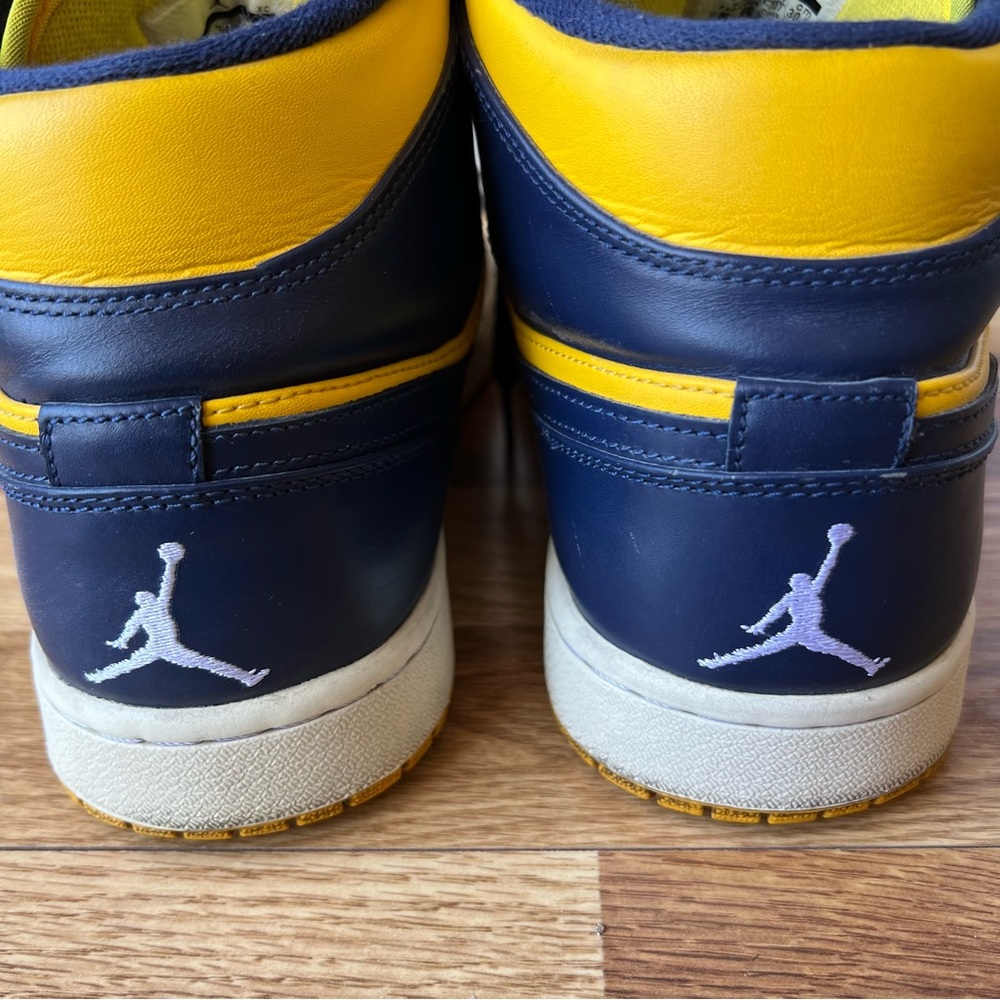 2012 AirJordan 1 Mid Michigan sneakers 554724-707 - Picture 9 of 13